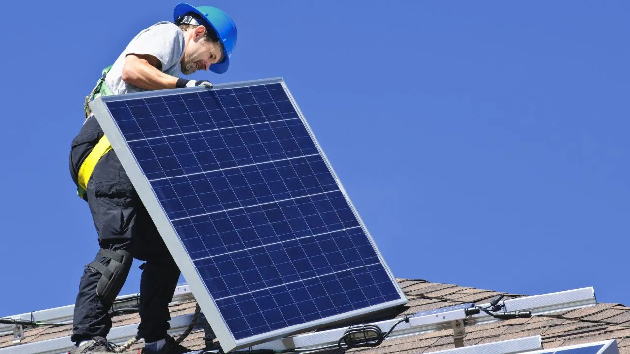 How Much Electricity Does a Solar Panel Produce Per Day?